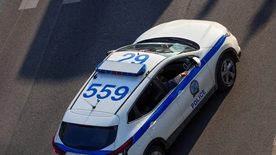 Γλυφάδα: Με σφυρί, μαχαίρι και πιστόλι απείλησαν αστυνομικούς για να μη συλληφθούν