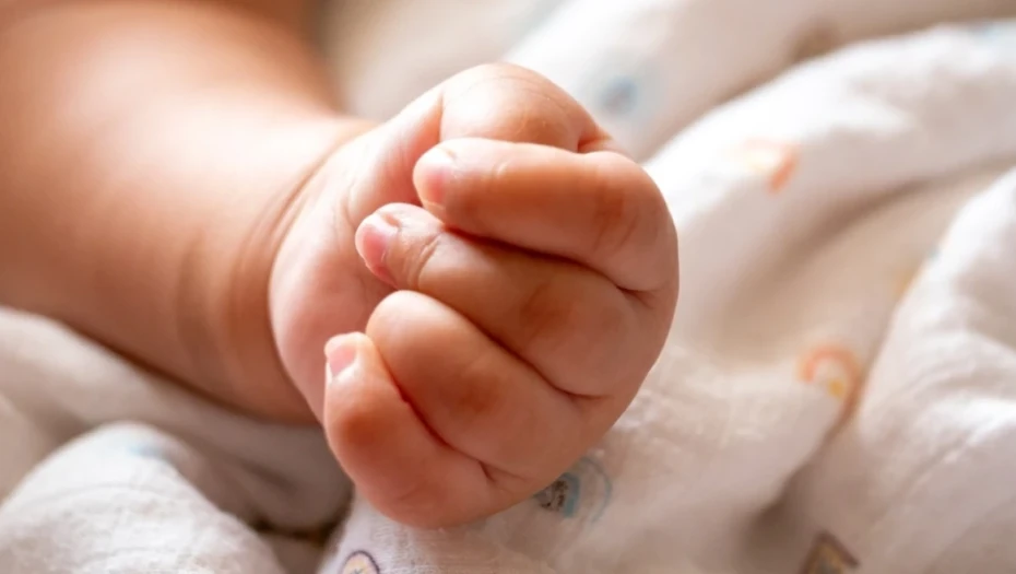 «Το δάγκωναν τα ξαδέρφια του, έπεσε από το καρότσι»: Οι δικαιολογίες της μητέρας του κακοποιημένου βρέφους στον Πύργο που δεν έπεισαν τους γιατρούς