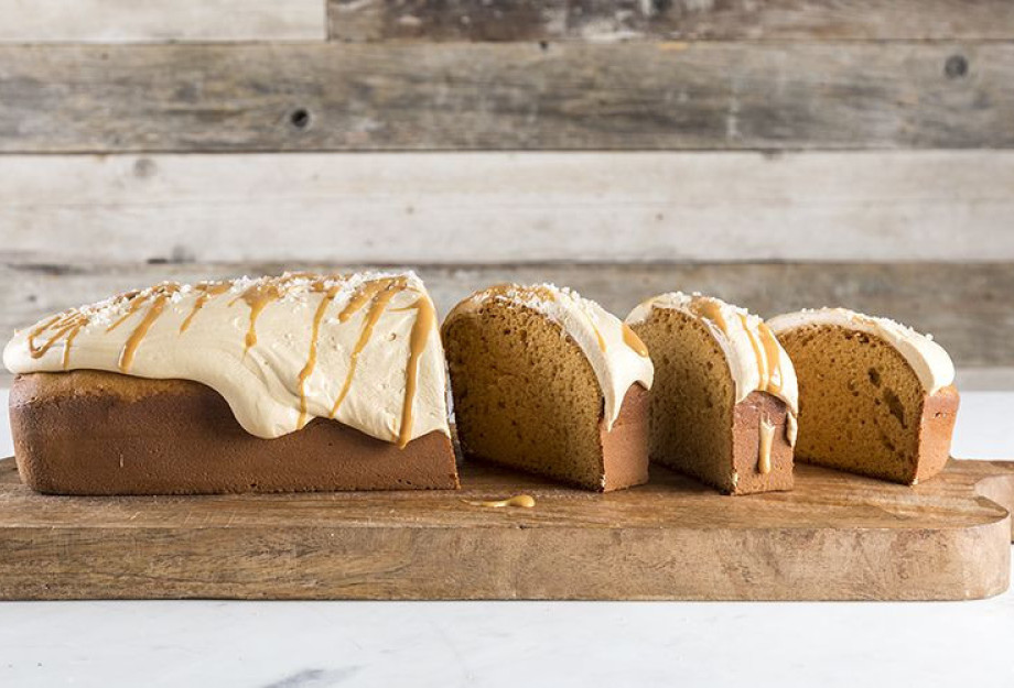 Κέικ καραμέλας με 3 υλικά και frosting καραμέλας Κέικ καραμέλας με 3 υλικά και frosting καραμέλας