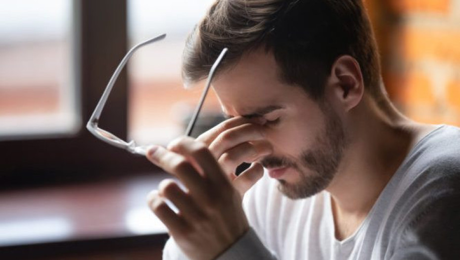 Πονοκέφαλος πίσω από τα μάτια: Από τι προκαλείται και πώς περνάει