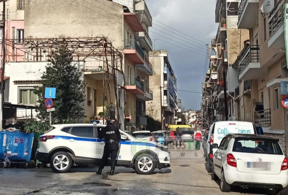 Δύο νεκροί στα Ιωάννινα μετά από πτώση από τον 4ο όροφο πολυκατοικίας. Δύο νεκροί στα Ιωάννινα μετά από πτώση από τον 4ο όροφο πολυκατοικίας.
