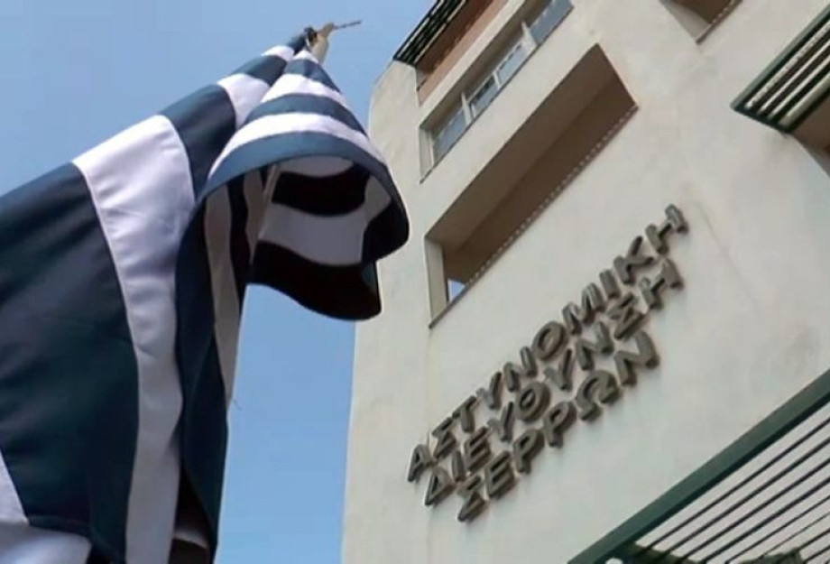 Κάηκε η μηχανή τους και πιάστηκαν οι οκτώ κρυμμένοι μετανάστες Κάηκε η μηχανή τους και πιάστηκαν οι οκτώ κρυμμένοι μετανάστες