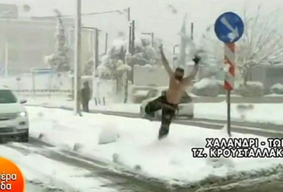 Κακοκαιρία Μήδεια – Χαλάνδρι: Ημίγυμνος εισβάλλει στο πλάνο και κάνει “μακροβούτι” στα χιόνια
