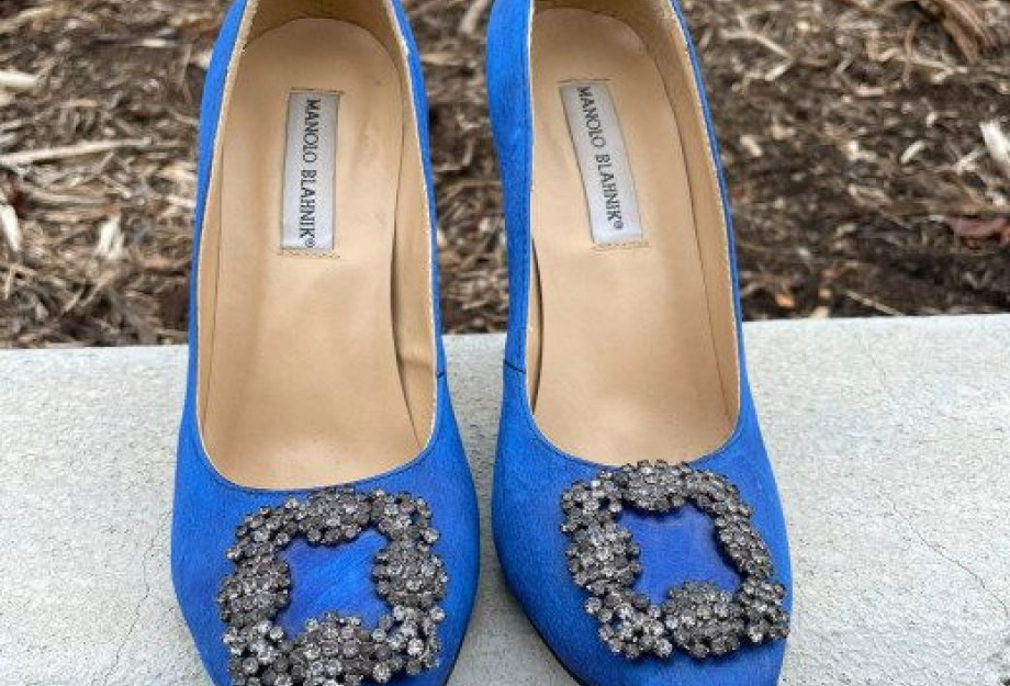 Cinderella story: Σατέν γόβες Manolo Blahnik αξίας 2.125 δολαρίων βρέθηκαν να πωλούνται για 35 δολάρια Cinderella story: Σατέν γόβες Manolo Blahnik αξίας 2.125 δολαρίων βρέθηκαν να πωλούνται για 35 δολάρια