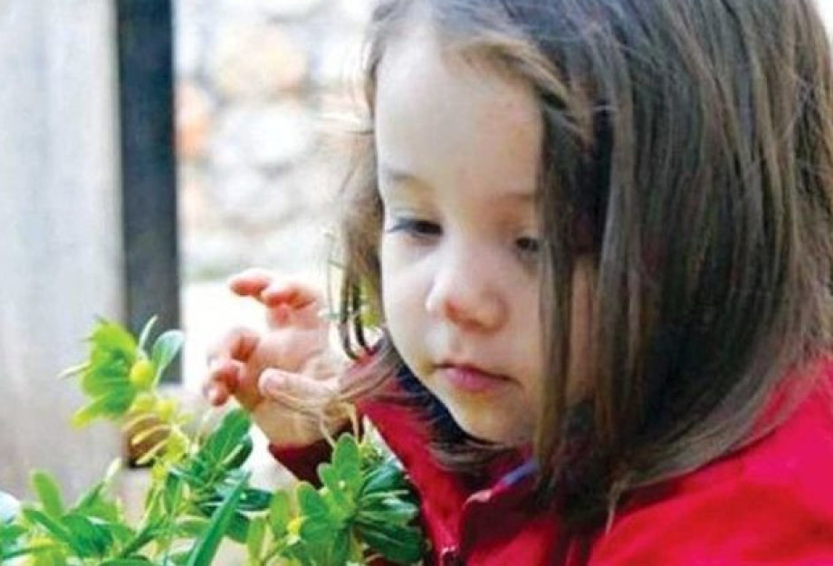 Συγκλoνίζει το γράμμα της μητέρας της 4χρονης Μελίνας: «Όταν σε κατέβασαν στο χώμα, άφησα να πάρεις μαζί σου την μισή μου καρδιά»