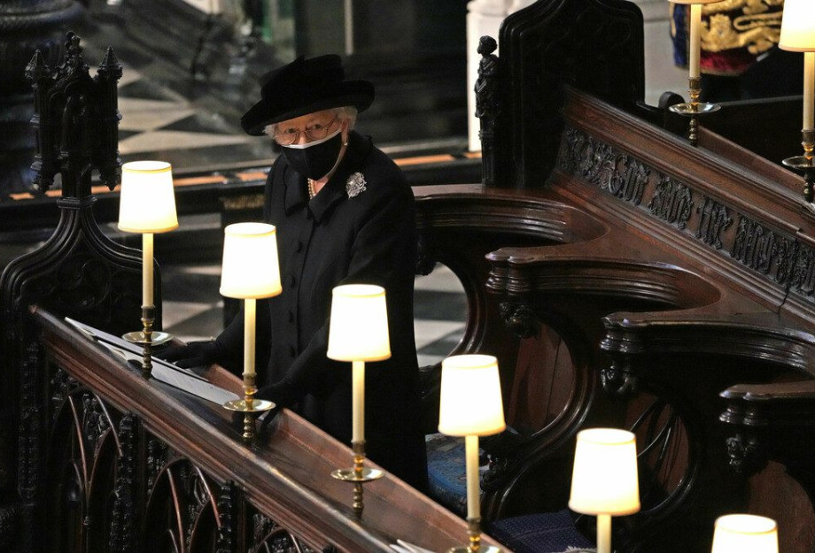 Η Ελισάβετ άφησε ένα χειρόγραφο μήνυμα στο φέρετρο του πρίγκιπα Φιλίππου (EIKONA) Η Ελισάβετ άφησε ένα χειρόγραφο μήνυμα στο φέρετρο του πρίγκιπα Φιλίππου (EIKONA)