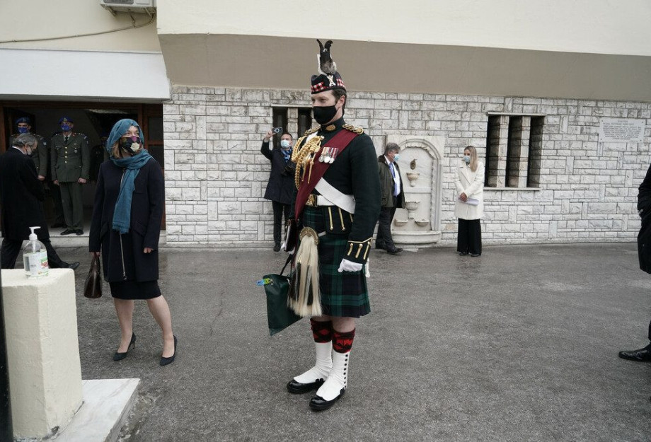 Πρίγκιπας Κάρολος: Ποιος είναι ο άνδρας με το κιλτ που βρισκόταν πάντα ένα βήμα πίσω του Πρίγκιπας Κάρολος: Ποιος είναι ο άνδρας με το κιλτ που βρισκόταν πάντα ένα βήμα πίσω του
