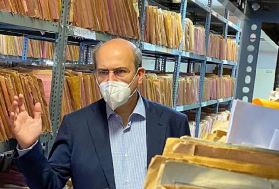 Ο Χατζηδάκης πήγε απροειδοποίητα στον ΕΦΚΑ Αγίας Παρασκευής: Από τους 35 υπαλλήλους έλειπαν οι 14 Ο Χατζηδάκης πήγε απροειδοποίητα στον ΕΦΚΑ Αγίας Παρασκευής: Από τους 35 υπαλλήλους έλειπαν οι 14