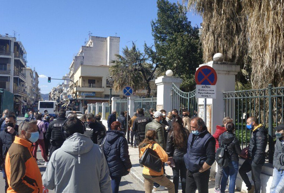 Έγκλημα στη Μακρινίτσα: Συγγενείς προπηλάκισαν τον κατηγορούμενο για τη διπλή δολοφονία