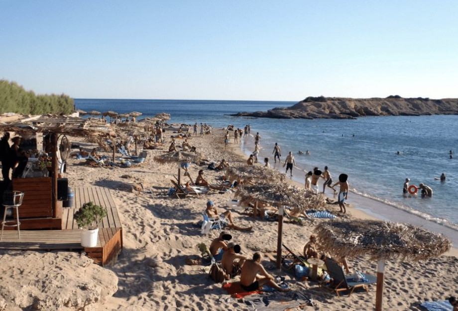 Αγία Μαρίνα: Έξι άνδρες επιτέθηκαν σε γυναίκα στην παραλία και το μετέδωσαν live- Της έσκισαν την μπλούζα Αγία Μαρίνα: Έξι άνδρες επιτέθηκαν σε γυναίκα στην παραλία και το μετέδωσαν live- Της έσκισαν την μπλούζα