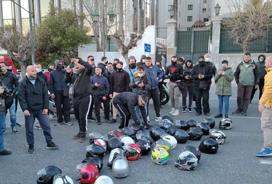 Οδηγοί ντελίβερι άπλωσαν τα κράνη τους έξω από τη Βουλή και χειροκρότησαν για τον νεκρό 23χρονο Οδηγοί ντελίβερι άπλωσαν τα κράνη τους έξω από τη Βουλή και χειροκρότησαν για τον νεκρό 23χρονο