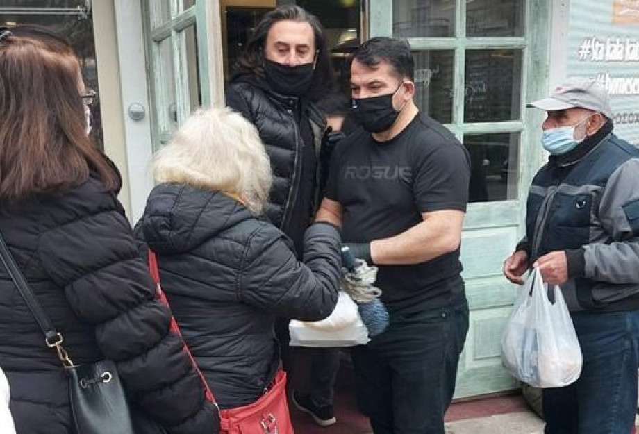 «Να μην χάσουμε ποτέ την ανθρωπιά μας»: Ο Πύρρος Δήμας μοίρασε τρόφιμα σε άστεγους και άπορους