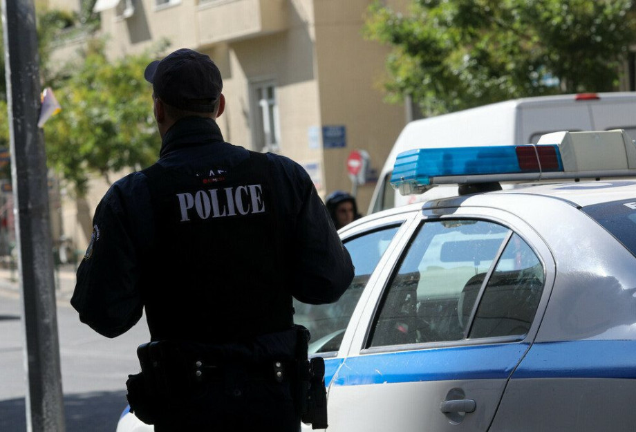 Βύρωνας: 37χρονη πέταξε από το μπαλκόνι της πετρέλαιο σε νεαρά κορίτσια- Είπε ότι την ενοχλούσαν Βύρωνας: 37χρονη πέταξε από το μπαλκόνι της πετρέλαιο σε νεαρά κορίτσια- Είπε ότι την ενοχλούσαν