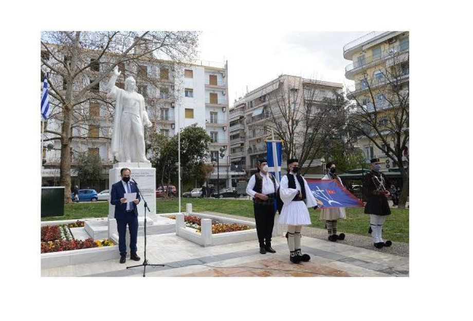 Ο Δήμαρχος Σερρών στην Πλατεία Ελευθερίας Ύψωσε το λάβαρο του Εμμανουήλ Παπά Ο Δήμαρχος Σερρών στην Πλατεία Ελευθερίας Ύψωσε το λάβαρο του Εμμανουήλ Παπά