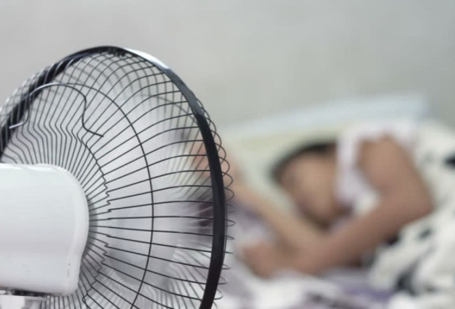 Γιατί δεν πρέπει να κοιμάστε ποτέ με τον ανεμιστήρα ανοιχτό ακόμα κι αν έχει καύσωνα