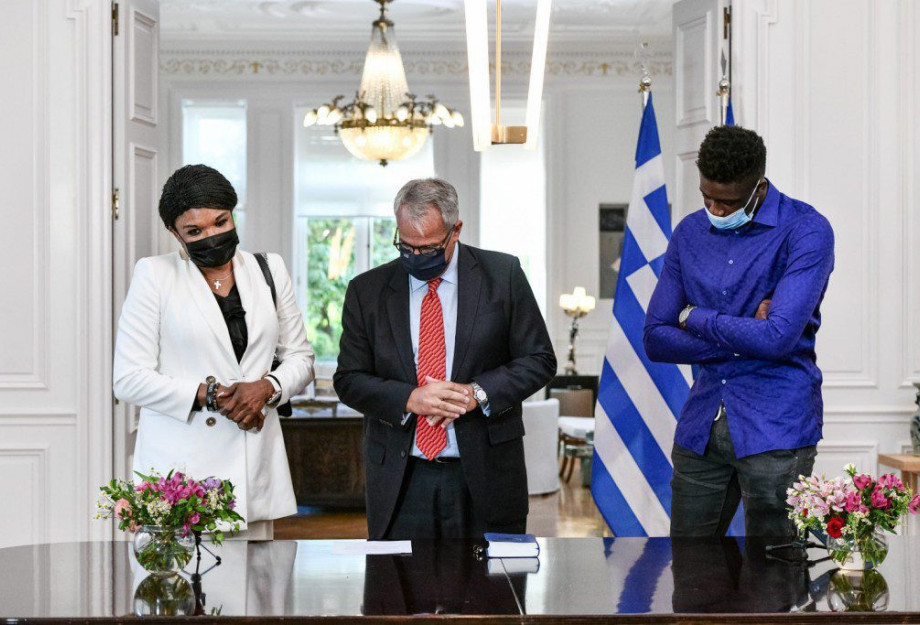 Γιάννης Αντετοκούνμπο – Έλληνες πολιτογραφήθηκαν η μητέρα κι ο αδερφός του Γιάννης Αντετοκούνμπο – Έλληνες πολιτογραφήθηκαν η μητέρα κι ο αδερφός του