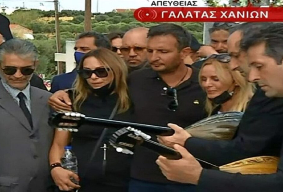 Ζήνα, Μπάσης, Ασλανίδου τραγουδούν αγκαλιασμένοι στο «τελευταίο αντίο» στον Μίκη Θεοδωράκη (βίντεο)