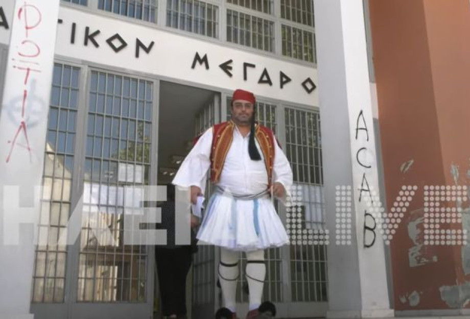 Δικαστήρια Πύργου: Πατέρας εμφανίστηκε ντυμένος τσολιάς – Γιατί τον μήνυσε ο διευθυντής του σχολείου Δικαστήρια Πύργου: Πατέρας εμφανίστηκε ντυμένος τσολιάς – Γιατί τον μήνυσε ο διευθυντής του σχολείου
