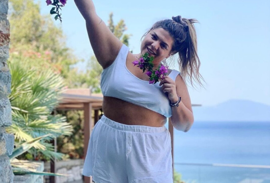 Δανάη Μπάρκα: Ποζάρει σαν καλοκαιρινή Φρίντα Κάλο Δανάη Μπάρκα: Ποζάρει σαν καλοκαιρινή Φρίντα Κάλο