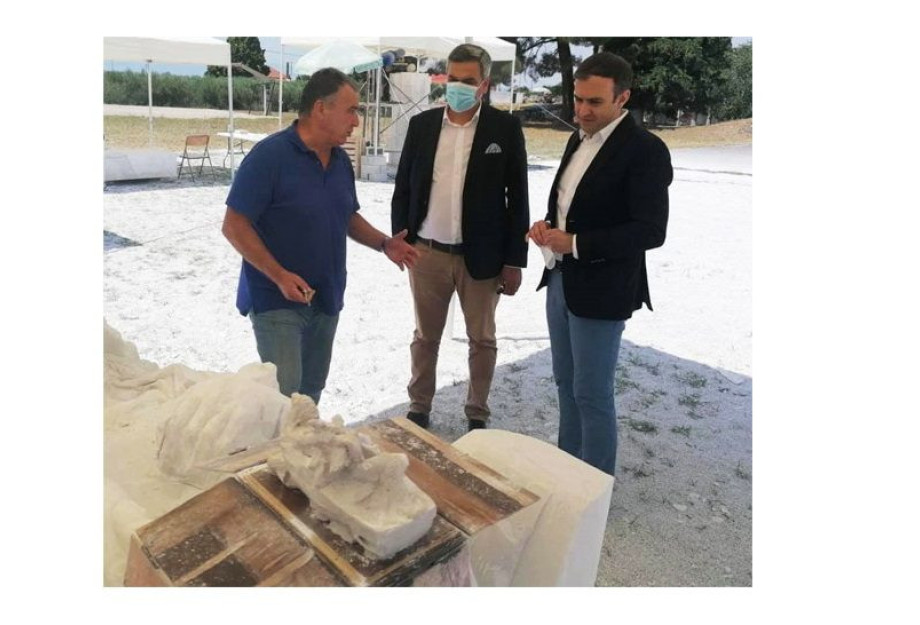 Ο Τάσος Χατζηβασιλείου στο Συμπόσιο Γλυπτικής για τον Εμμ. Παππά Ο Τάσος Χατζηβασιλείου στο Συμπόσιο Γλυπτικής για τον Εμμ. Παππά
