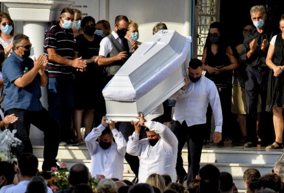 Γυναικοκτονία στη Φολέγανδρο: Με πανό «όχι άλλη Γαρυφαλλιά» το τελευταίο «αντίο» στην 26χρονη (εικόνες& βίντεο) Γυναικοκτονία στη Φολέγανδρο: Με πανό «όχι άλλη Γαρυφαλλιά» το τελευταίο «αντίο» στην 26χρονη (εικόνες& βίντεο)