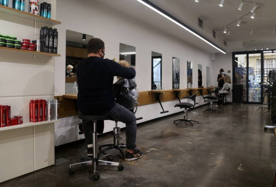 Θεσσαλονίκη: Πήγε να κουρευτεί και έκανε μήνυση στην κομμώτρια ζητώντας της 10.000 ευρώ Θεσσαλονίκη: Πήγε να κουρευτεί και έκανε μήνυση στην κομμώτρια ζητώντας της 10.000 ευρώ