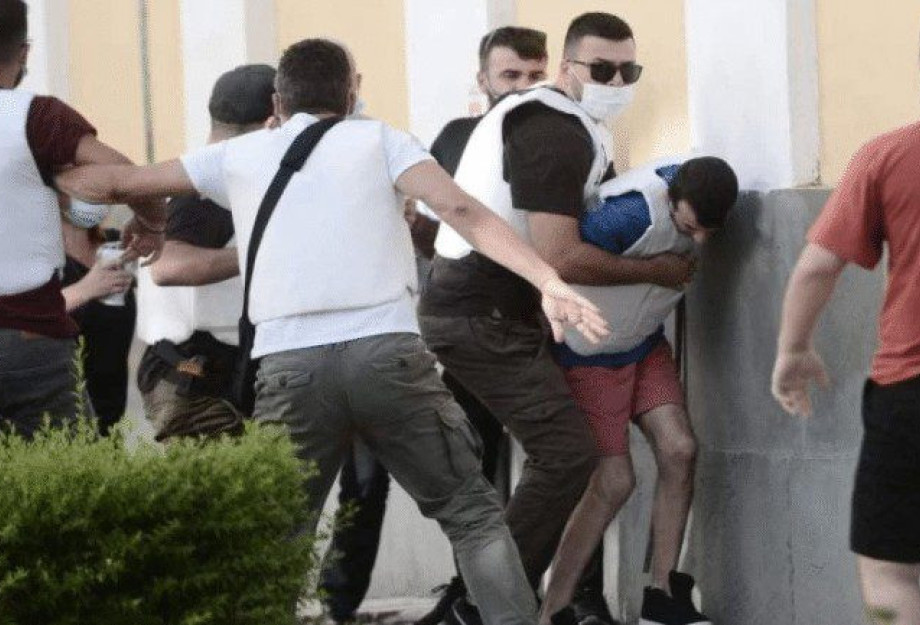 Ένταση στην Ευελπίδων: Συγγενείς του θύματος επιτέθηκαν στον συζυγοκτόνο της Δάφνης