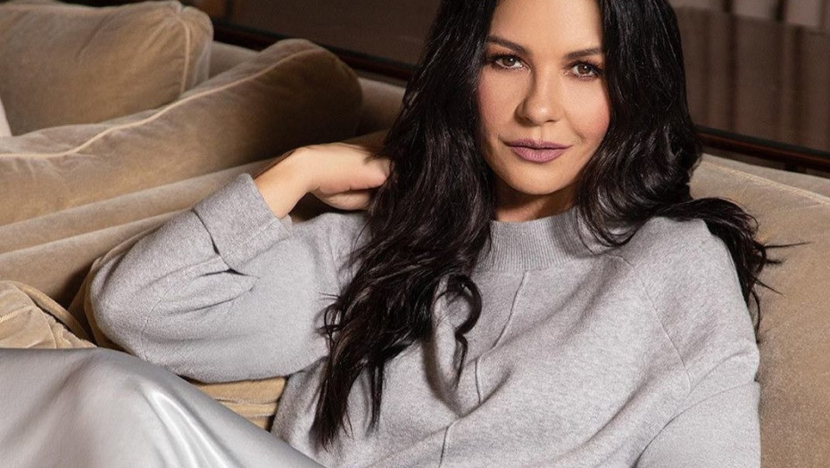 Κάθριν Ζέτα Τζόουνς – Πετάει τα ρούχα για να κολυμπήσει και «κόβει» την ανάσα