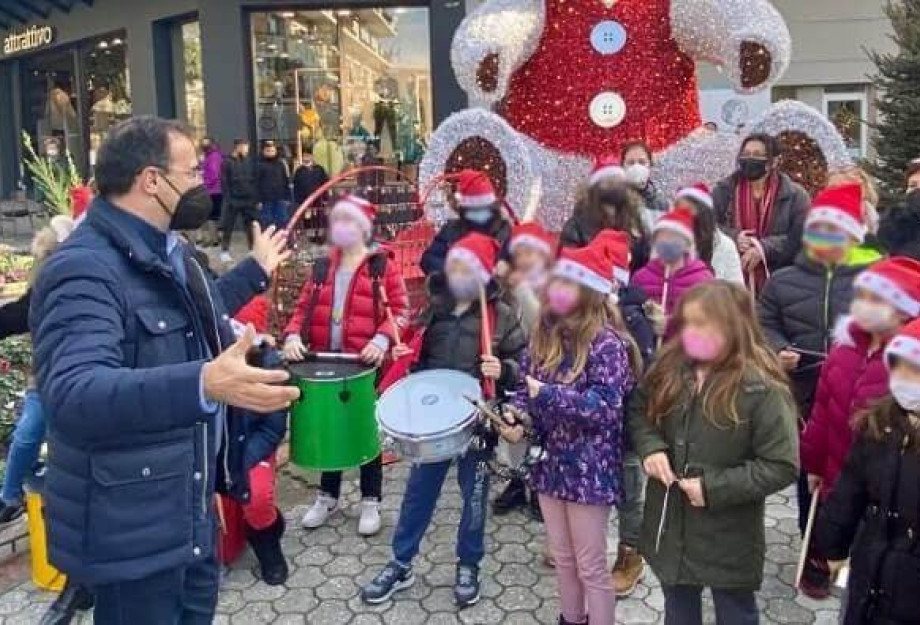 Τα παιδιά των ΚΔΑΠ της Κ.Ε.ΔΗ.Σ.: Είπαν τα κάλαντα στον Δήμαρχο