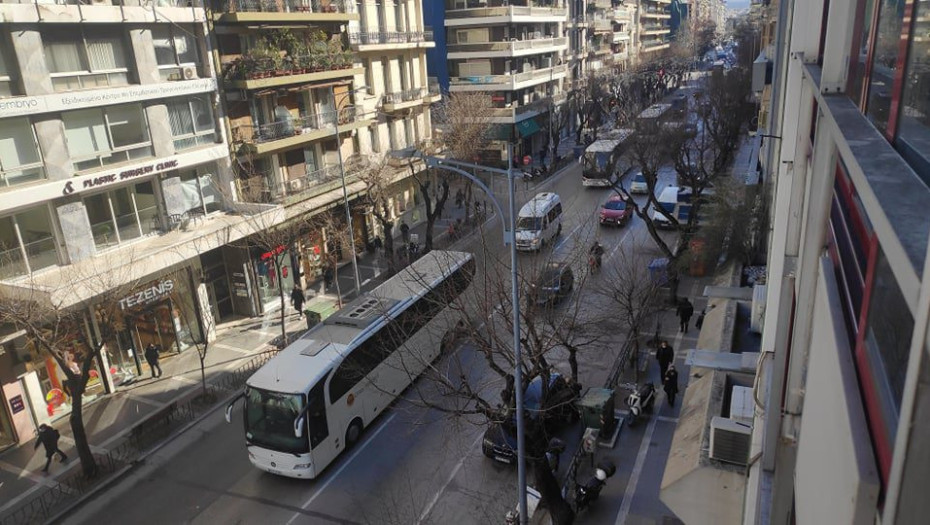 Σε ένδειξη διαμαρτυρίας:  Κρέμασαν μαύρα πανιά στα λεωφορεία τους