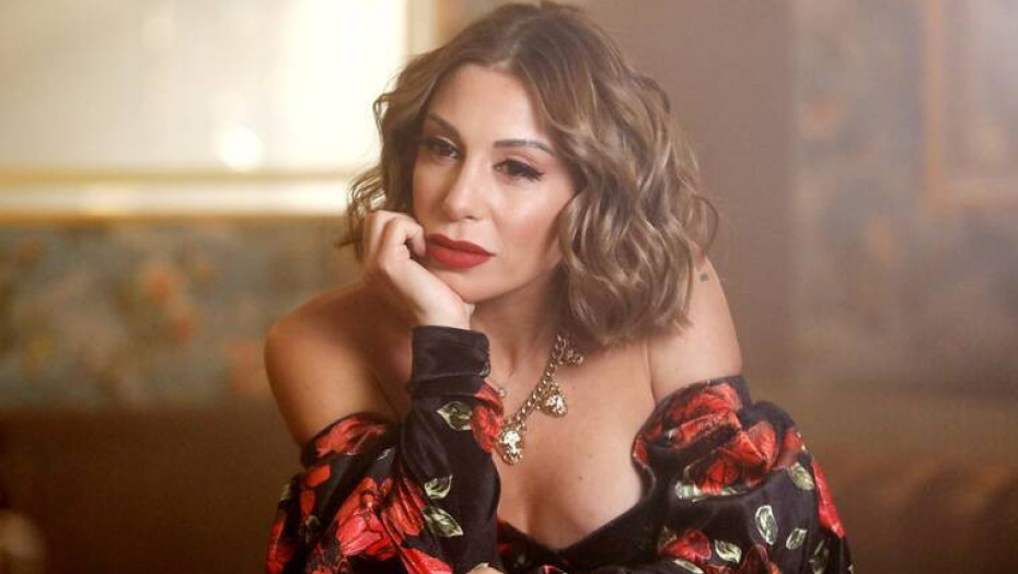 Μαρία Καρλάκη: «Μπήκε στο καμαρίνι έξαλλος, με έπιασε από τα χέρια και έβγαλε ένα αιχμηρό αντικείμενο»