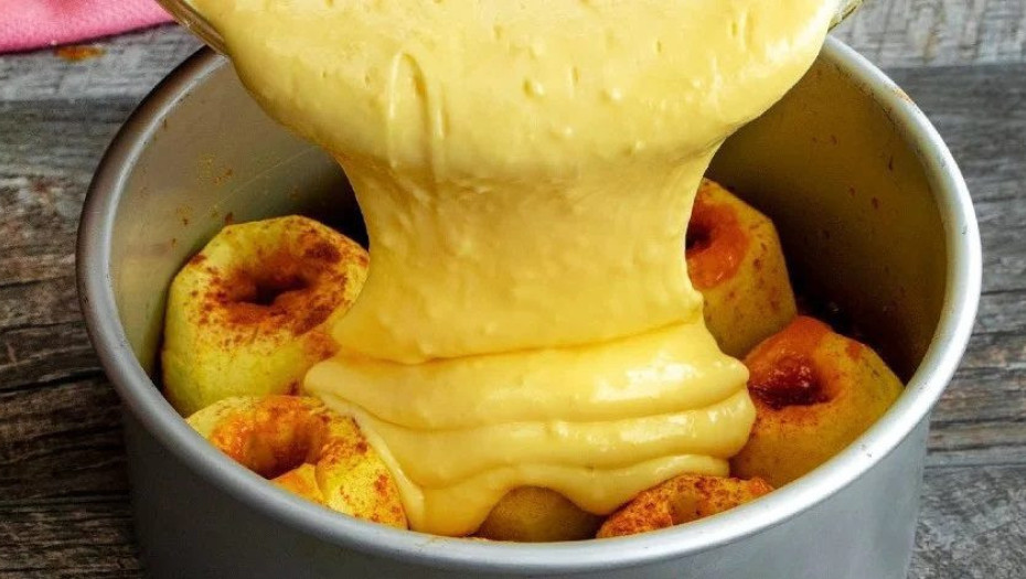 Εύκολη μηλόπιτα με τέλεια κρέμα, γέμιση μαρμελάδα και ολόκληρα μήλα που κάνουν τη διαφορά