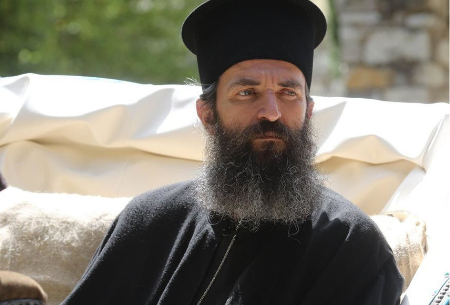 Ο Άρης Σερβετάλης πήγε στο Άγιο Όρος μετά την αποχώρηση από τον «Ρινόκερο» [Εικόνες]