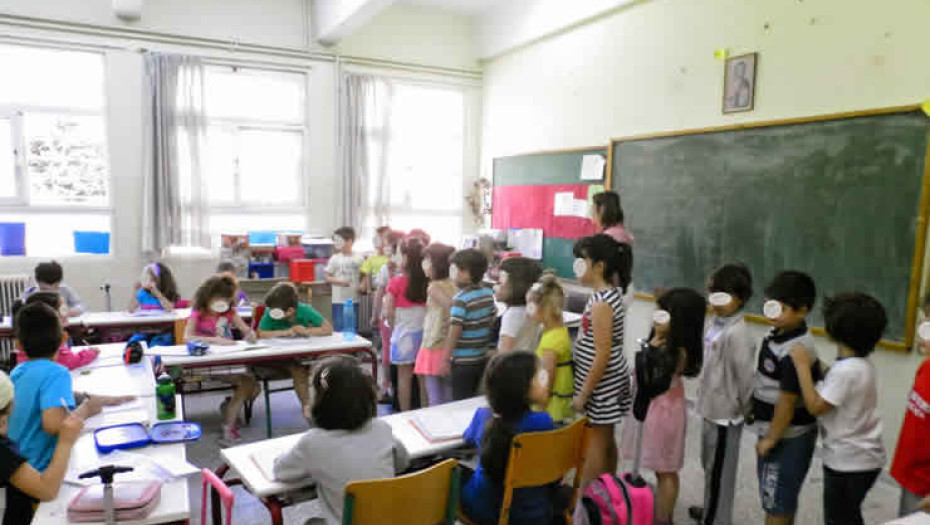 Apolitic: τα σχολεία, θερμαίνονται  αποβραδίς, οπότε είναι ζεστά…