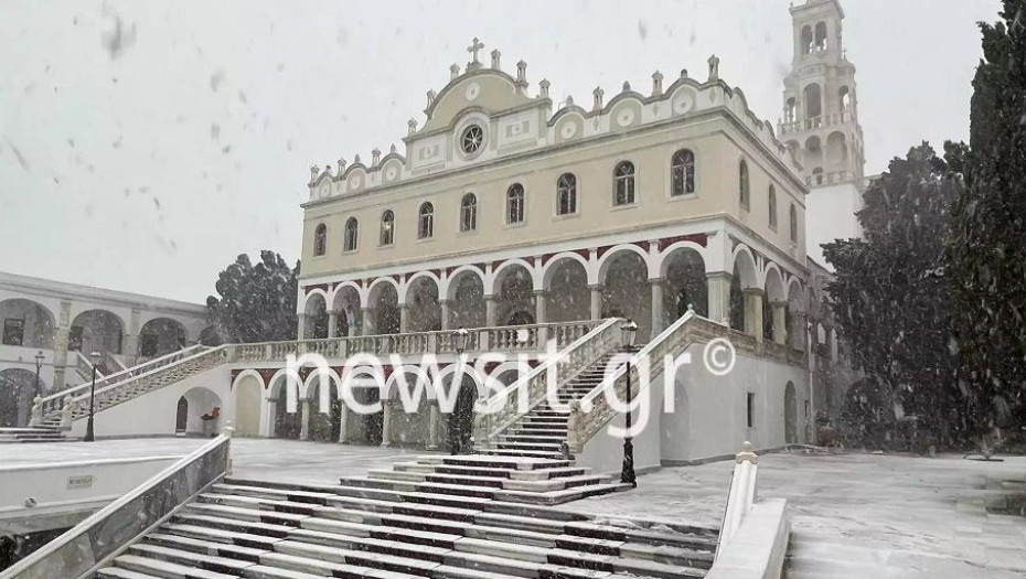 Παναγία της Τήνου: Η Μεγαλόχαρη στα λευκά – Εικόνες κατάνυξης που γίνονται viral στην κακοκαιρία