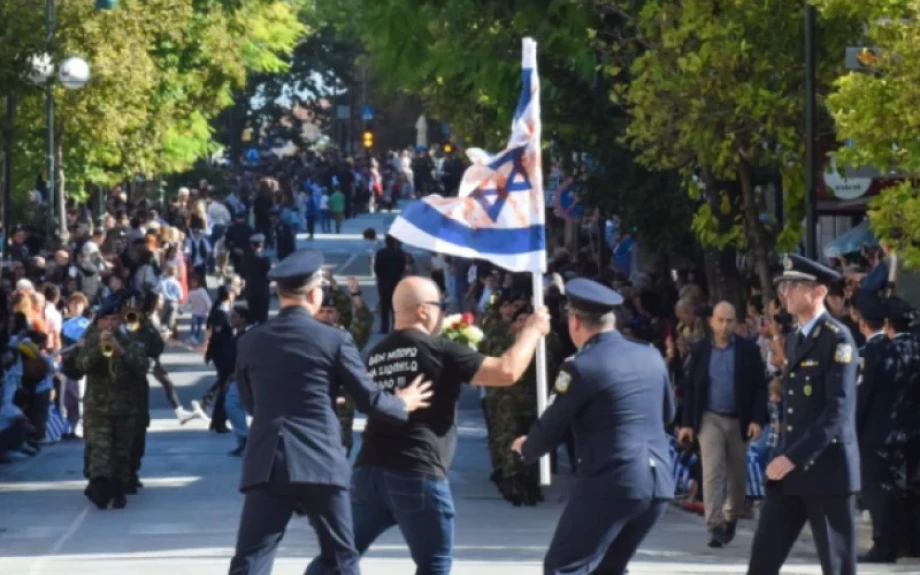 28η Οκτωβρίου: Επεισόδιο με άνδρα που εισέβαλε στην παρέλαση κρατώντας σημαία του Ισραήλ