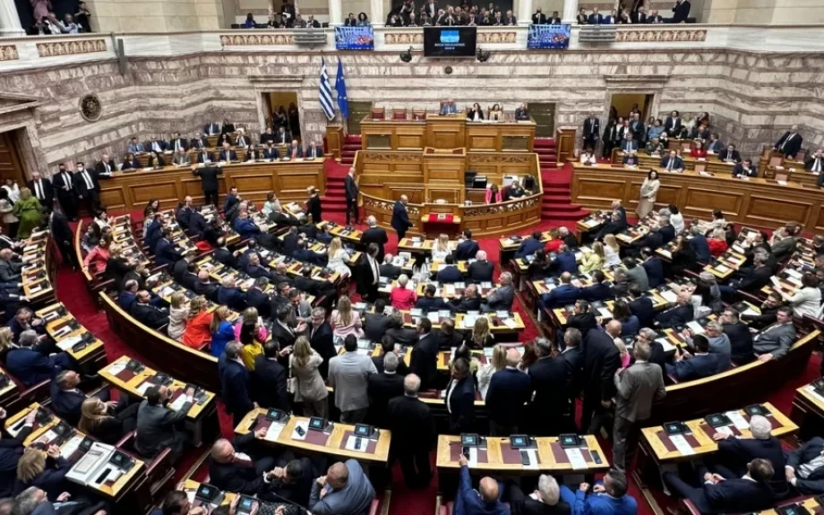 Πέρασε με 176 «Ναι» το νομοσχέδιο για τα ομόφuλα ζευγάρια