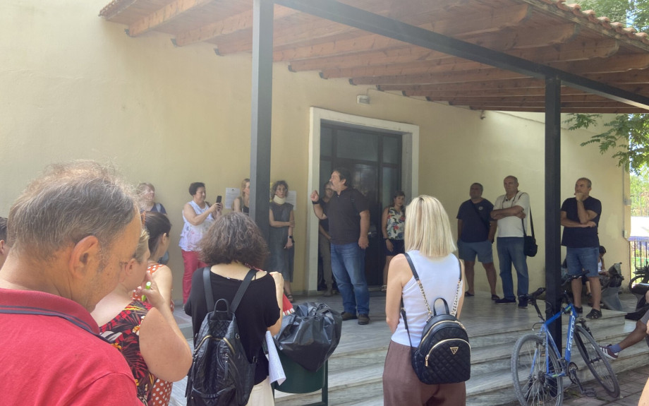 Παράσταση διαμαρτυρίας εκπαιδευτικών στην Δ/νση Αθμιας Εκπαίδευσης Σερρών