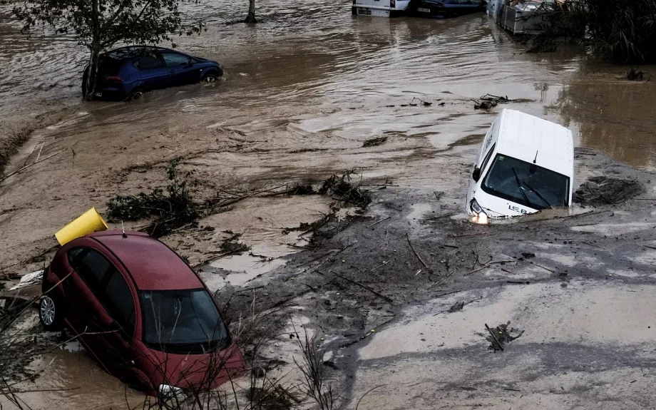 Η Ισπανία πνίγεται από τις πλημμύρες, η Βρετανία καίγεται από τη ζέστη - Εικόνες αποκάλυψης σε δημοφιλή θέρετρα