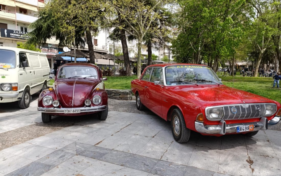 Στο πλαίσιο του «1ου Serres Historic Vehicle Meeting» σπάνια αυτοκίνητα και κλασσικές μοτοσυκλέτες στην πλατεία Ελευθερίας