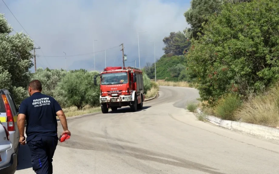 Φωτιά στο Αγρίνιο: Επιχειρούν επίγειες και εναέριες δυνάμεις