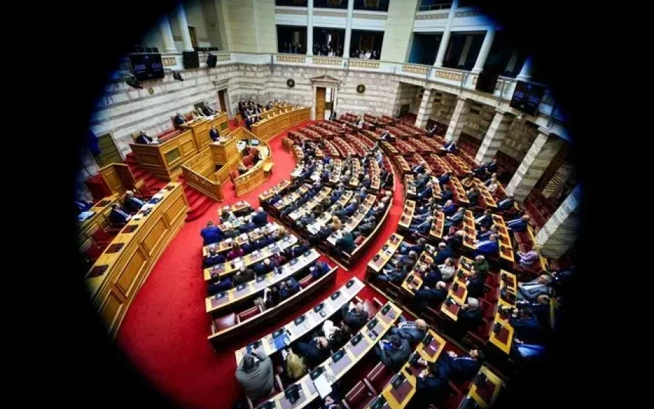 Επίδομα "επικίνδυνης και ανθυγιεινής εργασίας" στη Βουλή- Οι αντιδράσεις