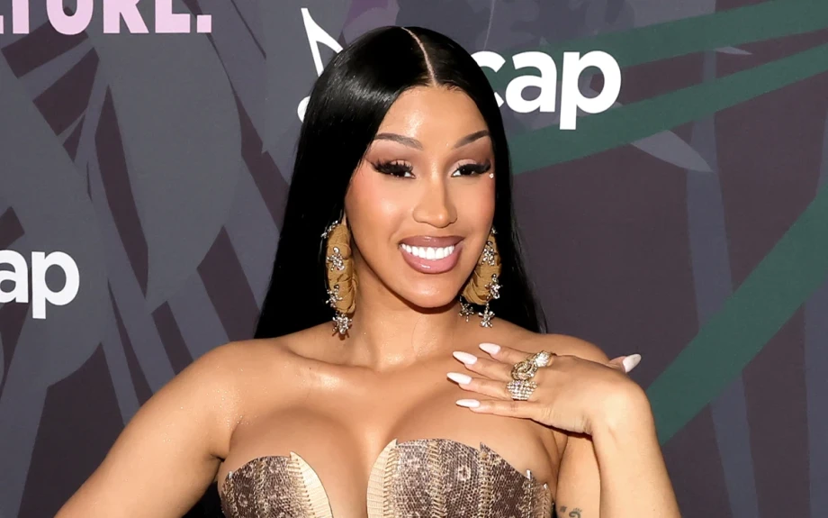 Έξω φρενών η Cardi B - Πέταξε μαρκαδόρο σε δημοσιογράφο έξω από το δικαστήριο