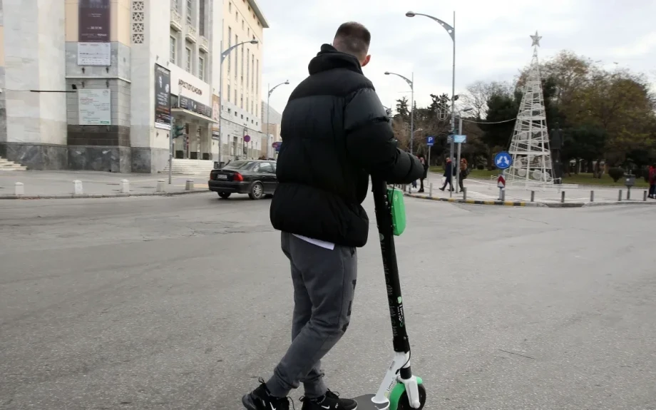 Θεσσαλονίκη: Ελεύθερος με επιτήρηση ο 13χρονος που άρπαξε πατίνι από νεαρό απειλώντας τον με μαχαίρι