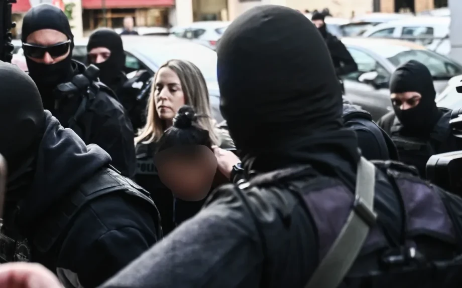 Σαλαμίνα: «Βρήκα ένα μαχαίρι και τη χτύπησα»: Η κυνική ομολογία της νύφης που σκότωσε την πεθερά της