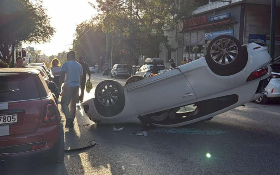 Τροχαίο στην Υμηττού στο ύψος του Παγκρατίου - «Τούμπαρε» αυτοκίνητο