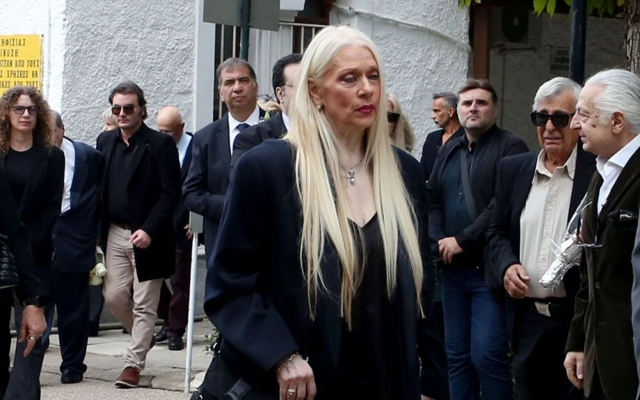 Το τελευταίο «αντίο» στον Γιώργο Νιάρχο – Καταρρακωμένη η Μάρα Θρασυβουλίδου
