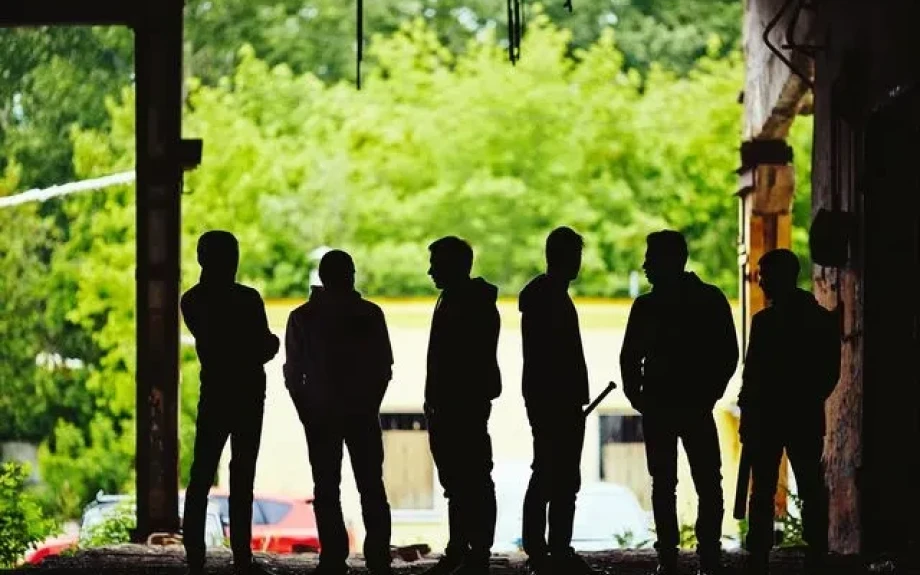 Ανήλικοι κουκουλοφόροι ξυλοκόπησαν 15χρονο σε σχολείο στον Άλιμο - Συνελήφθη 17χρονος