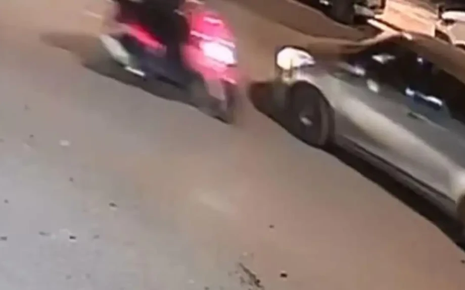 Τροχαίο στον Κολωνό: Η στιγμή που μεθυσμένη οδηγός μηχανής συγκρούεται με δύο αυτοκίνητα και μία μοτοσικλέτα