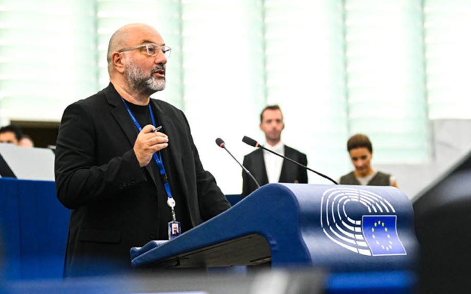 Σάκης Αρναούτογλου προς Κομισιόν: Η Ευρώπη τρέχει με πράσινο υδρογόνο – η Ελλάδα μένει χωρίς καύσιμο του μέλλοντος.